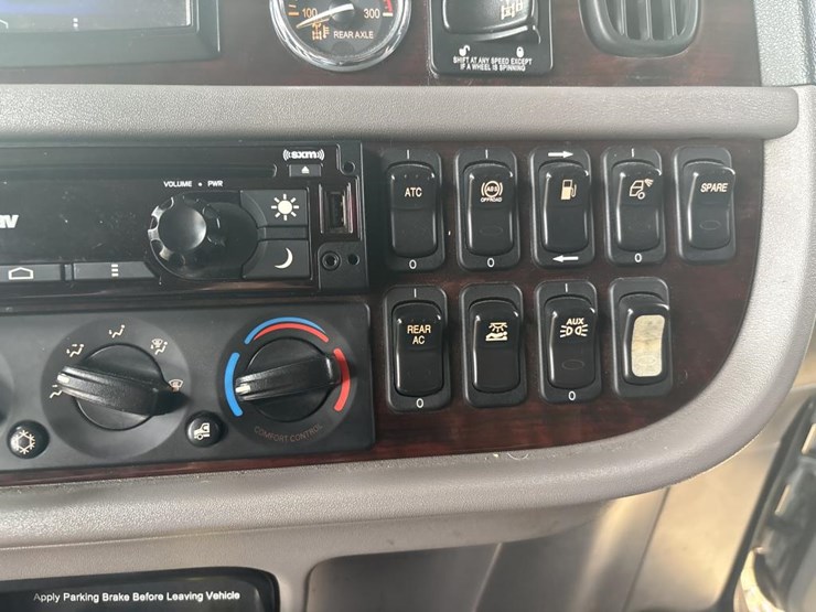 2020-peterbilt-389-image-40