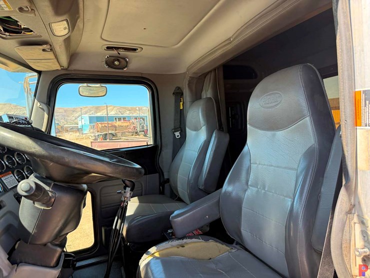 2012-peterbilt-367-image-9