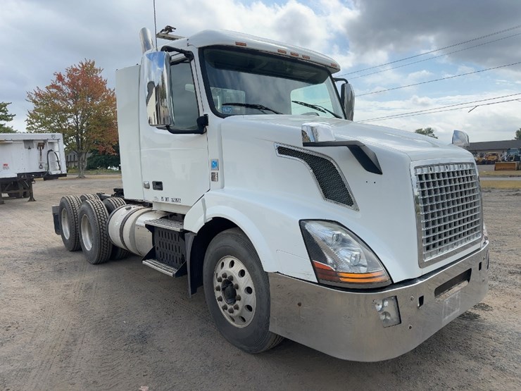 2012-volvo-vnl62t300-image-7
