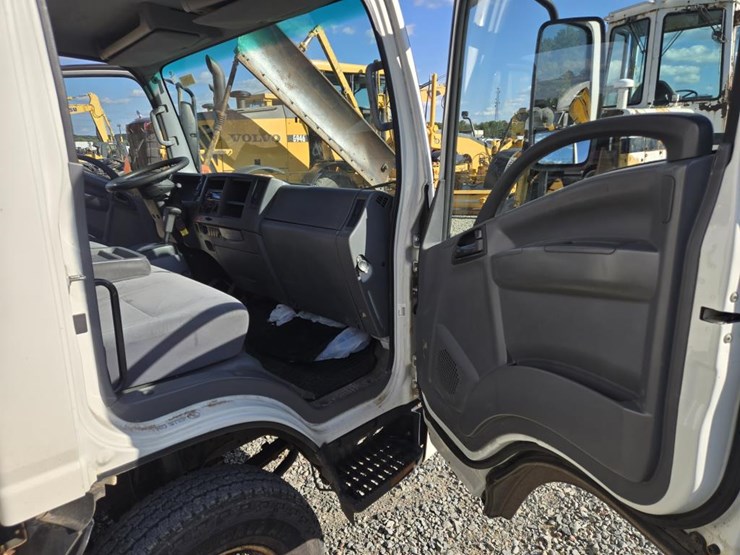 2017-isuzu-npr-image-27