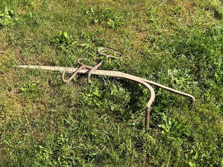hay-saw-and-2-bale-hooks-image-1