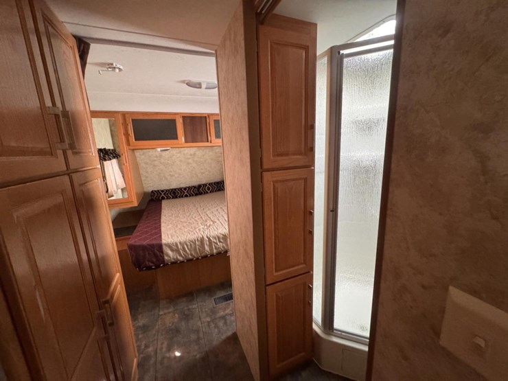 #2285-•-2010-keystone-bullet-250rks-camper-image-36
