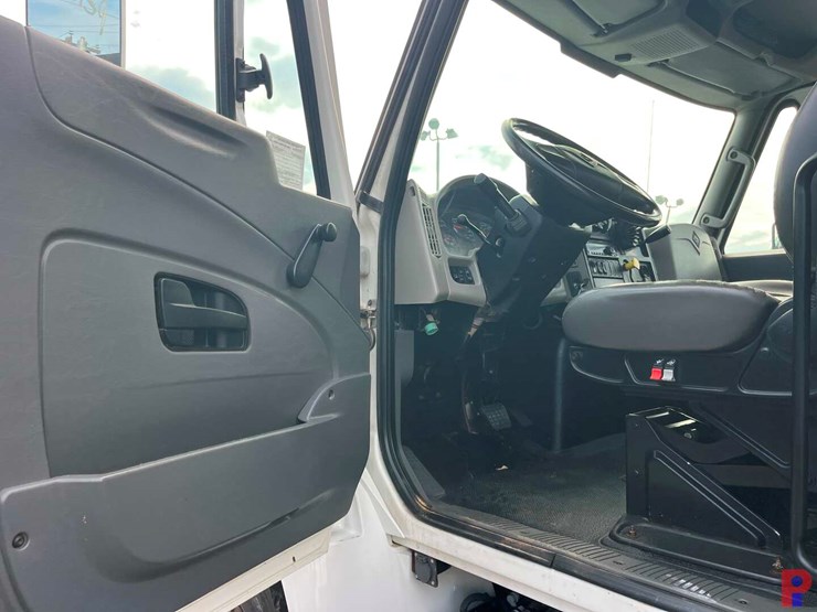 2019-international-durastar-4300-image-8