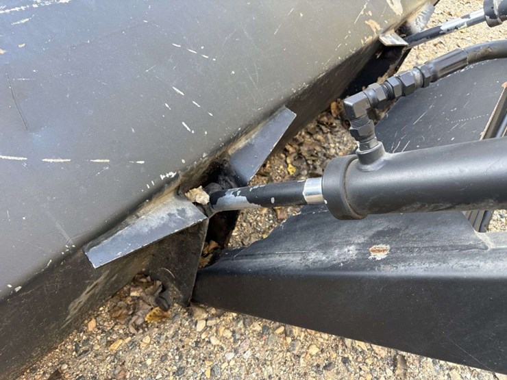 loader,-off-of-ih-656,-ih-mounting-brackets,-84”-bucket-image-11
