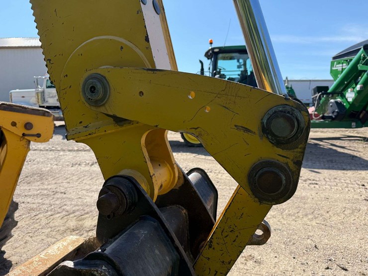 2014-caterpillar-420f-image-35
