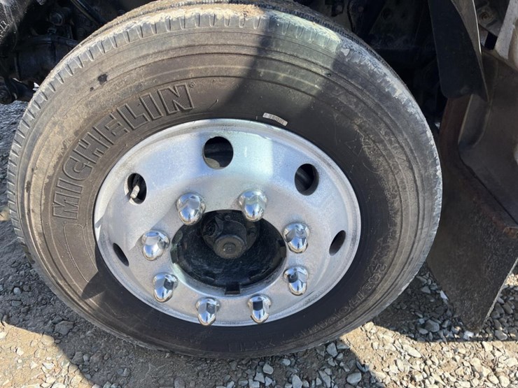 2013-ford-f650-xlt-image-36