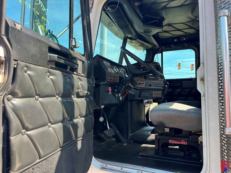 2001-freightliner-fld120-image-7