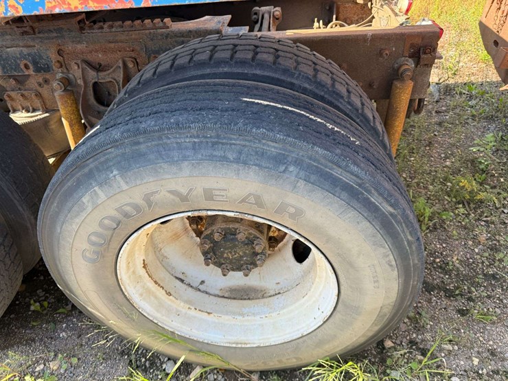 1994-ih-day-cab-semi-tractor,-n14-engine,-9-speed-transmission,-shows-431,118-miles-with-an-in-frame-image-9