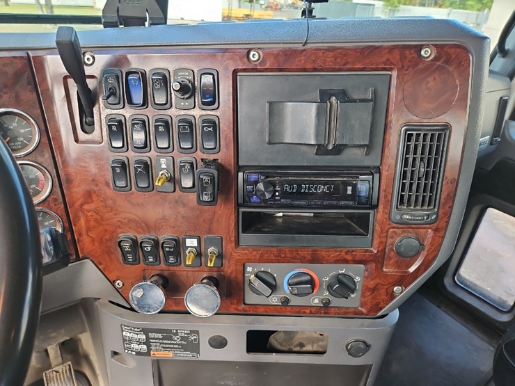 2012-mack-pinnacle-cxu613-image-23