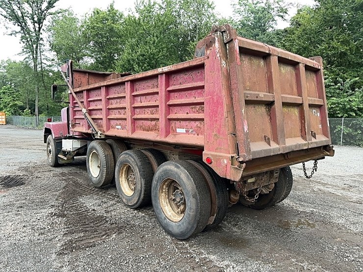 1986-autocar-ds6-tri/a-dump-truck-image-3