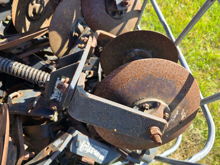 crate-full-of-yetter-closes-off-dmi-applicator-and-some-misc-hubs,-believed-to-be-approx-19,-buying-image-5