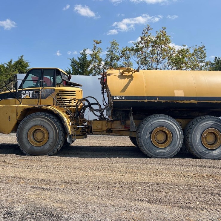 2005 CATERPILLAR 740