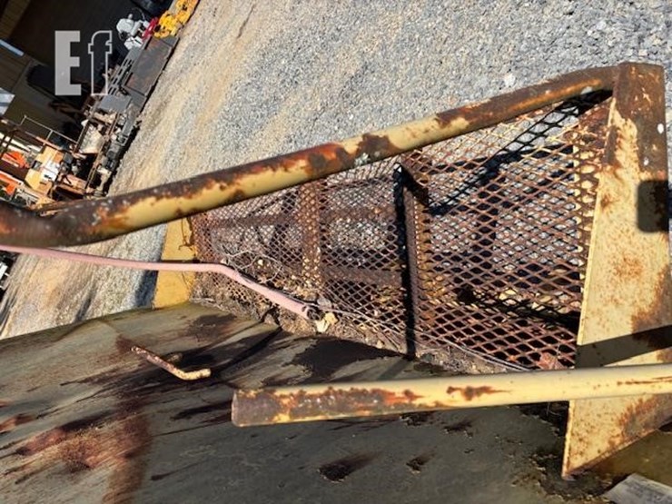 dump-truck-spreader-tailgate-image-4