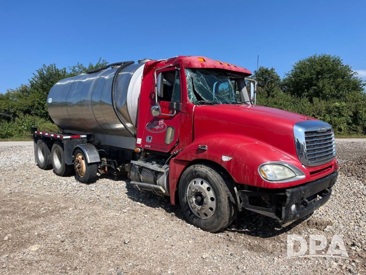 2007-freightliner-columbia-liquid-nurse-truck-(jn3025,-unit-1852)-image-4