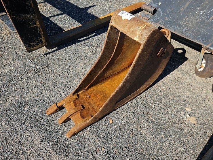 wr-12"-bucket-with-teeth-image-1