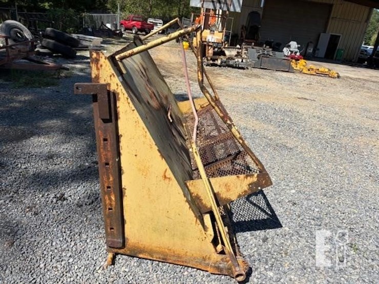 dump-truck-spreader-tailgate-image-5