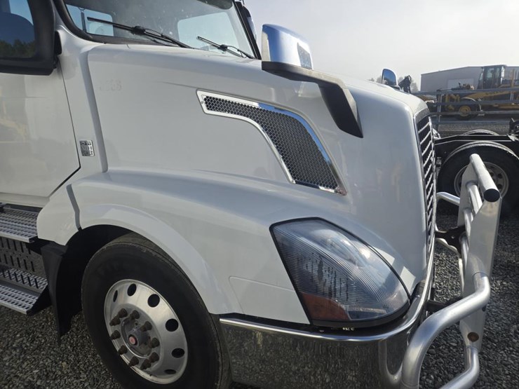 2016-volvo-10-image-10