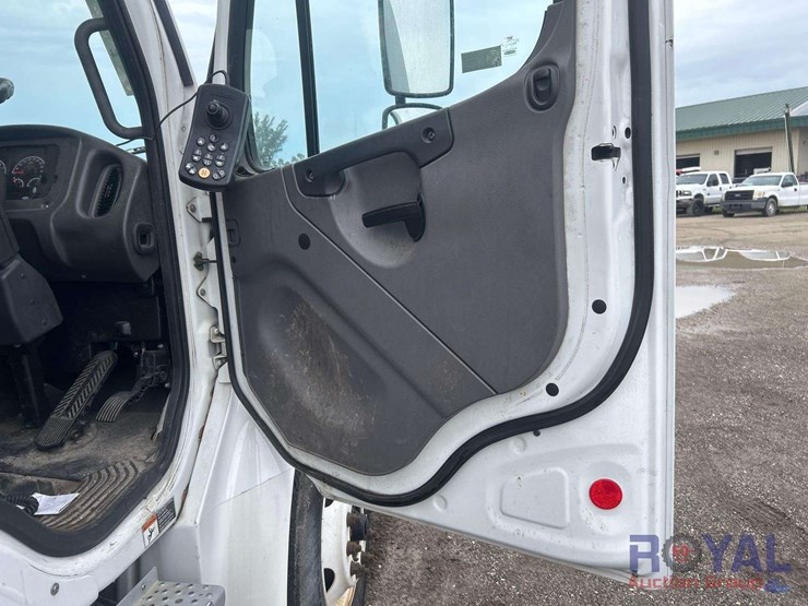 2019-freightliner-m2-106-8.5-cuyd-street-sweeper-truck-image-26