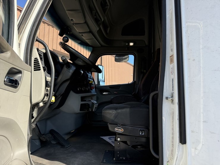 2020-peterbilt-579-image-38