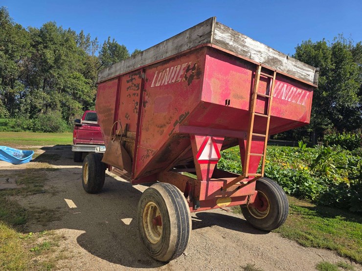 lundell-gravity-box-on-balzer-running-gear,-12.5l-16-tires-on-8-bolt-rims,-front-and-rear-ladder,-ex-image-17