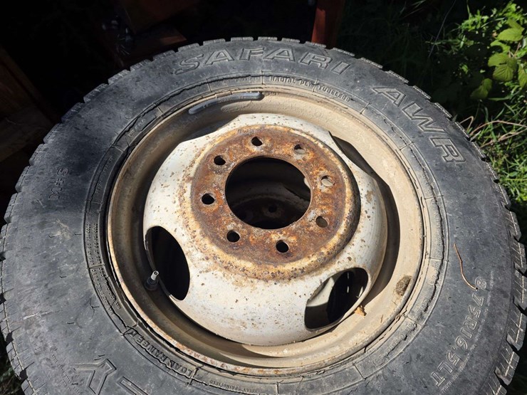 (4)-8.75r16.5-tires-on-dually-rims,-good-tread,-some-sidewall-cracks-image-5