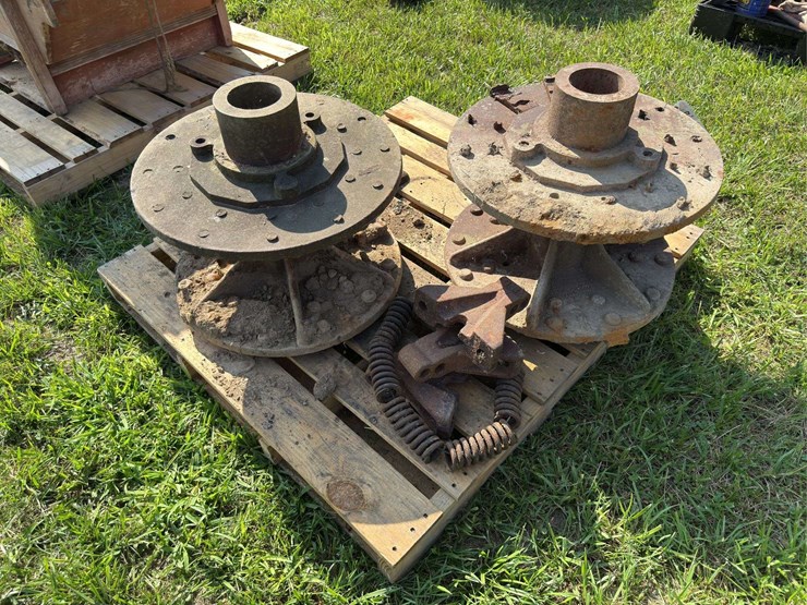 aultman-taylor-hubs-parts-pallet-image-1