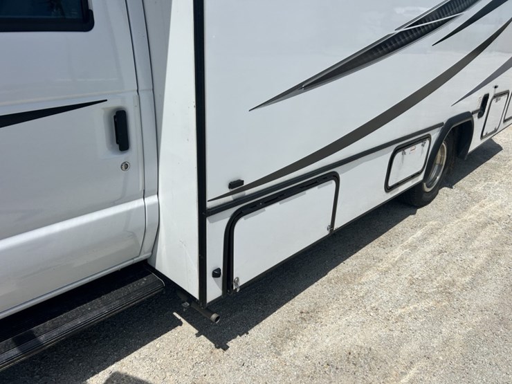 2022-ford-e350-image-12