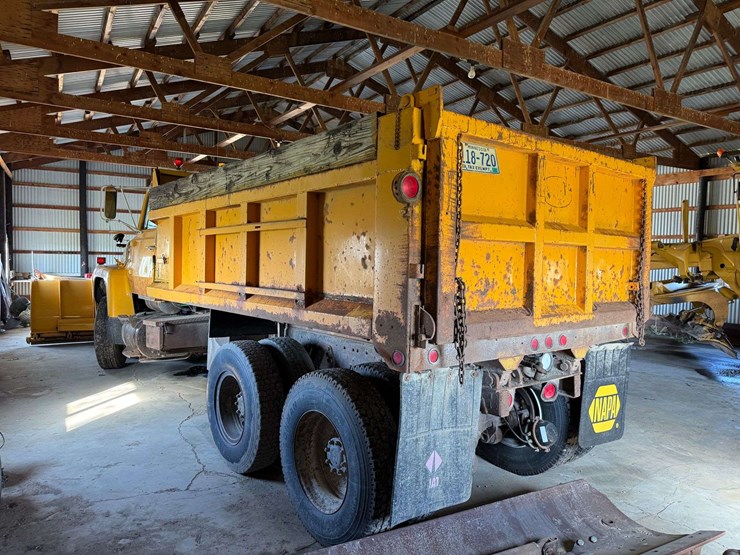 1983-ford-9000-image-7
