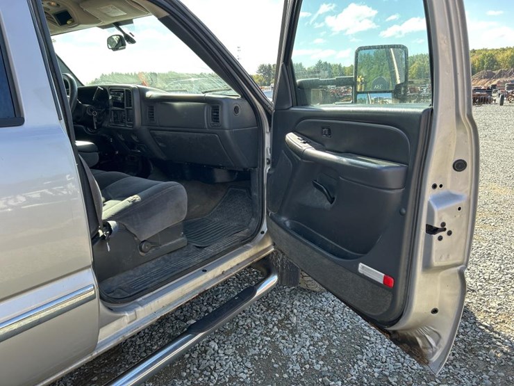 2005-gmc-2500-image-47