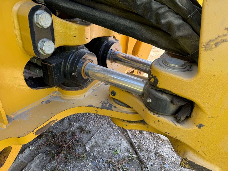 2014-caterpillar-420f-image-36