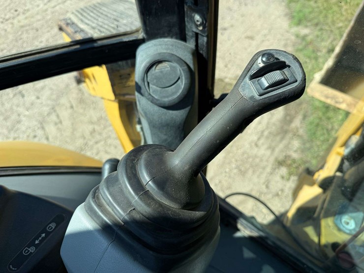 2014-caterpillar-420f-image-58