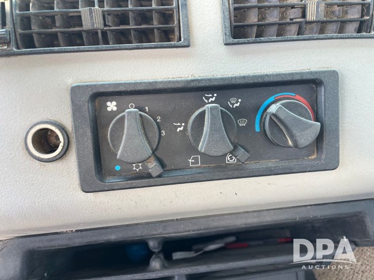 2000-freightliner-fl70-image-57