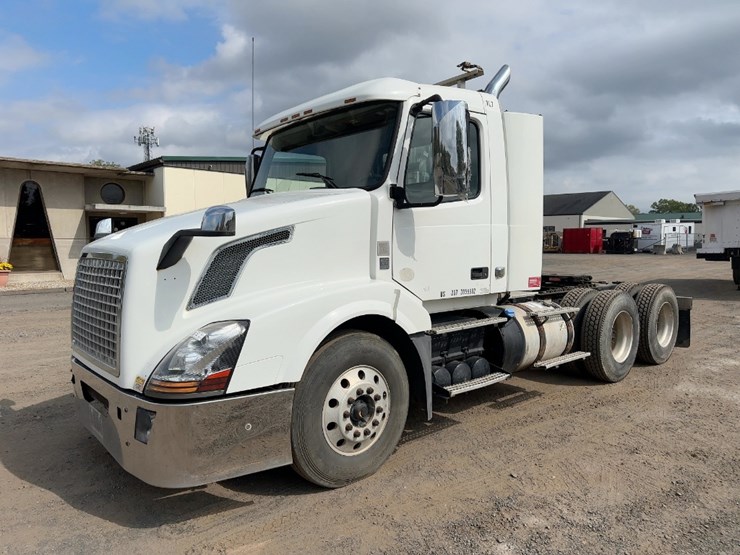 2012-volvo-vnl62t300-image-1