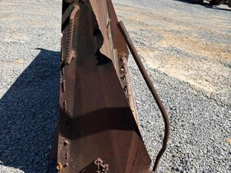 dump-truck-spreader-tailgate-image-5
