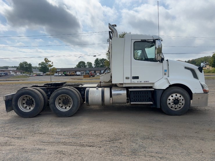 2012-volvo-vnl62t300-image-6