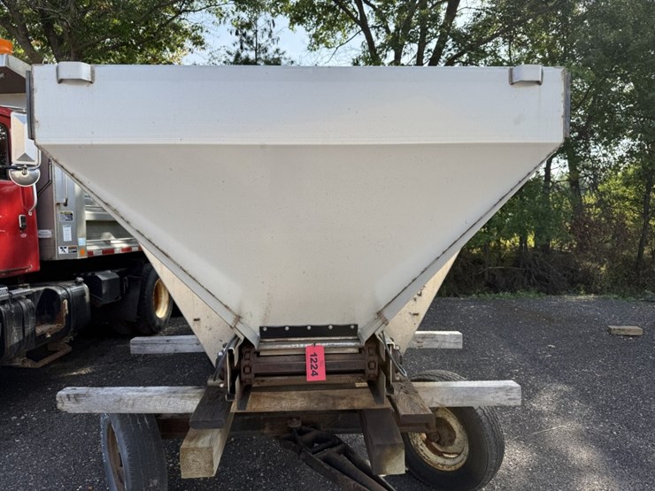 #1224-•-15’-v-box-stainless-steel-salt-spreader-image-7