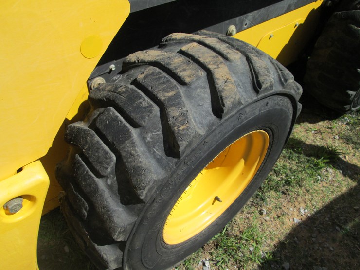 new-holland-l228-image-11