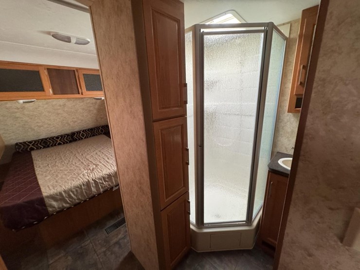 #2285-•-2010-keystone-bullet-250rks-camper-image-35