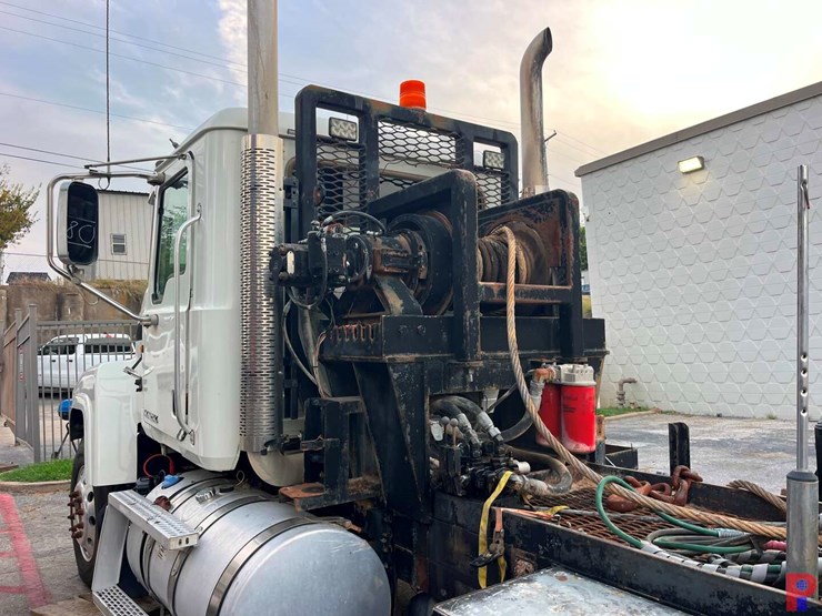 2011-mack-pinnacle-t/a--60k-hyd-winch-truck-image-5