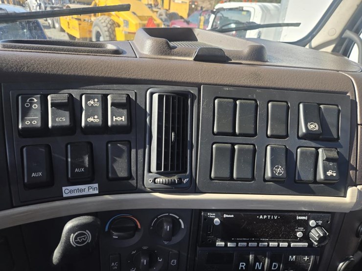 2016-volvo-10-image-50