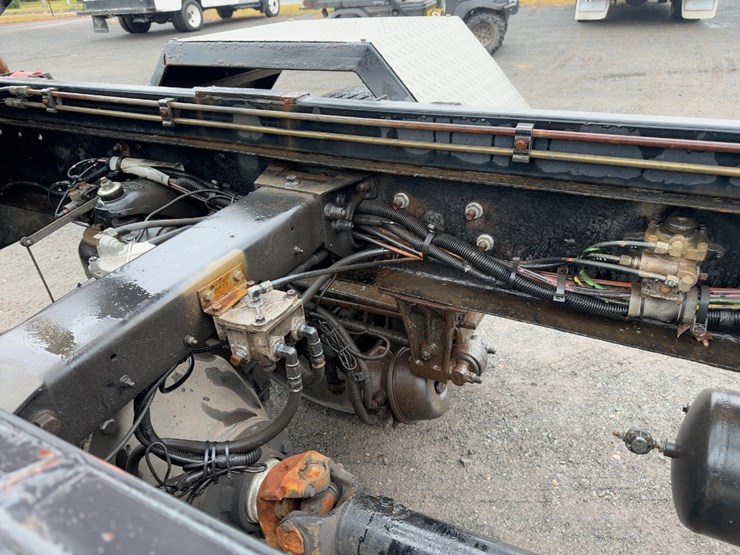 2004-peterbilt-330-image-19