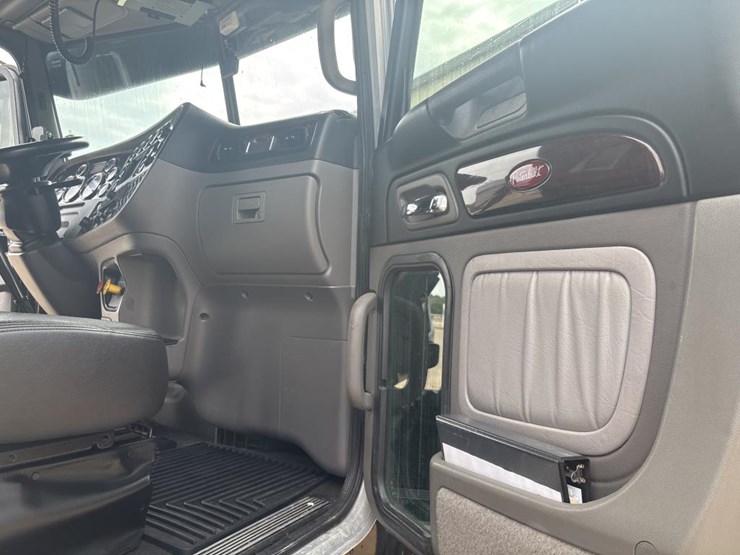 2020-peterbilt-389-image-26