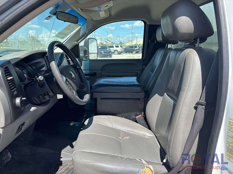 2012-chevrolet-silverado-2500hd-image-13
