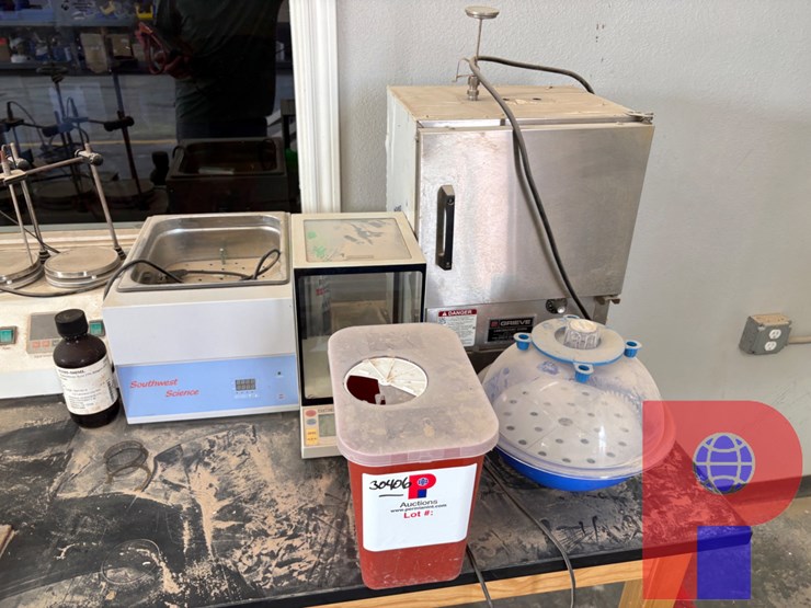 6’-x-2.5’-x-3’-table-w/-lab-equipment-image-2