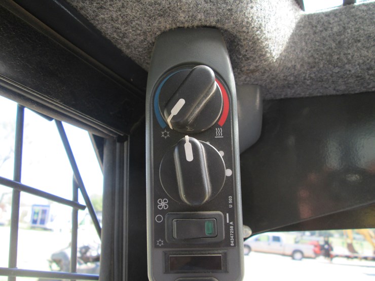 new-holland-l228-image-25