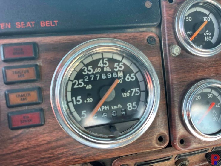 2001-freightliner-fld120-image-9