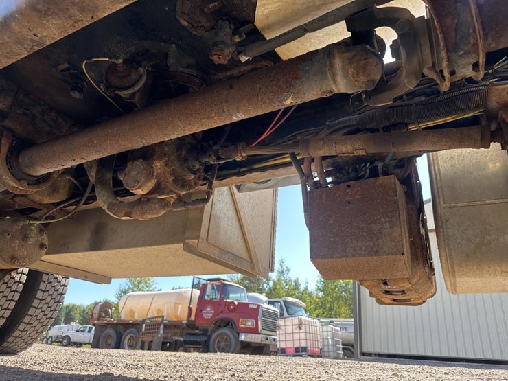 #1806-•-2013-freightliner-tanker-truck-image-63