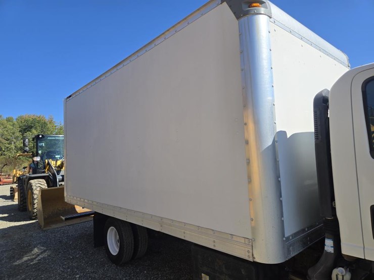 2015-isuzu-npr-hd-image-11