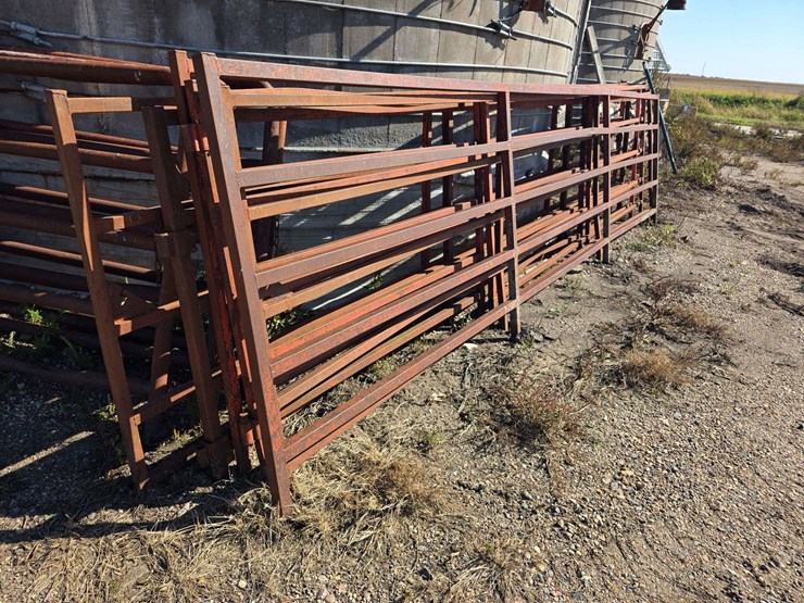 (6)-16’-–-5-bar-gates,-custom-made-with-1-½”-and-1-¼”-tubing-*seller-is-going-south,-item-needs-to-b-image-1
