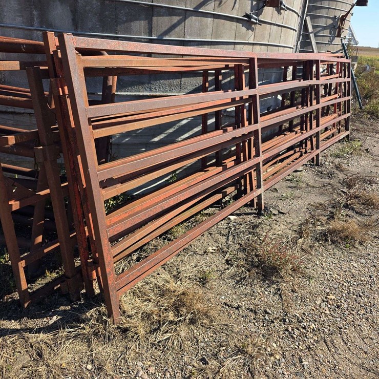 (6) 16’ – 5 Bar Gates, Custom Made with 1 ½” and 1 ¼” Tubing *Seller is Going South, Item Needs to b